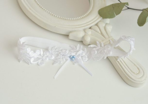 Podwiązki ślubneKoronkowa biała podwiązka z perełkami model 615