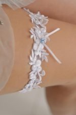 Podwiązki ślubneKoronkowa biała podwiązka z perełkami model 615