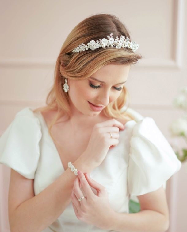Dodatki ślubneKorona ślubna z perłami i kwiatami model Orida