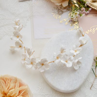 Dodatki ślubneDługa gałązka z kwiatami model Pomona